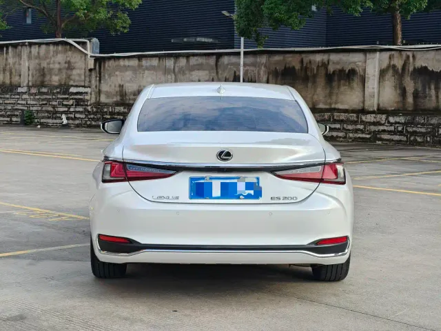 Lexus ES — Фото автомобиля 5