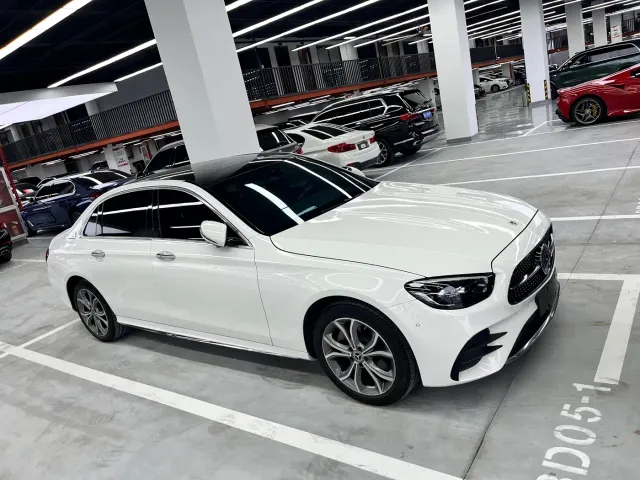 Mercedes-Benz E-Class — Фото автомобиля 3