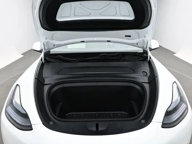 Tesla Model Y — Фото автомобиля 16