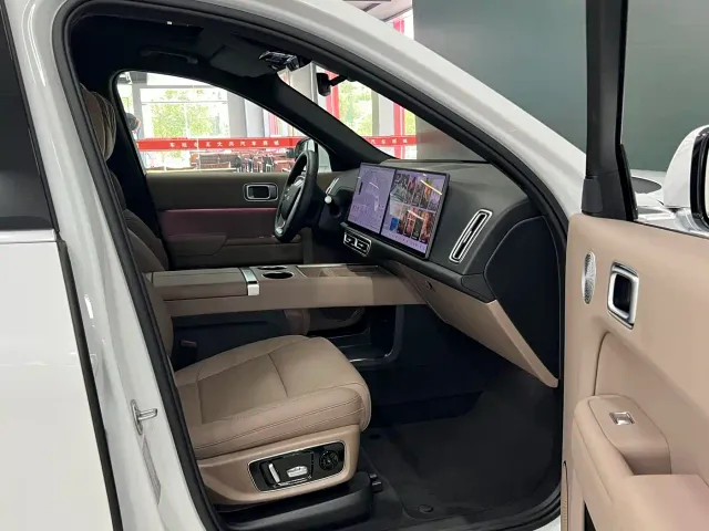 Li Auto L8 — Фото автомобиля 10