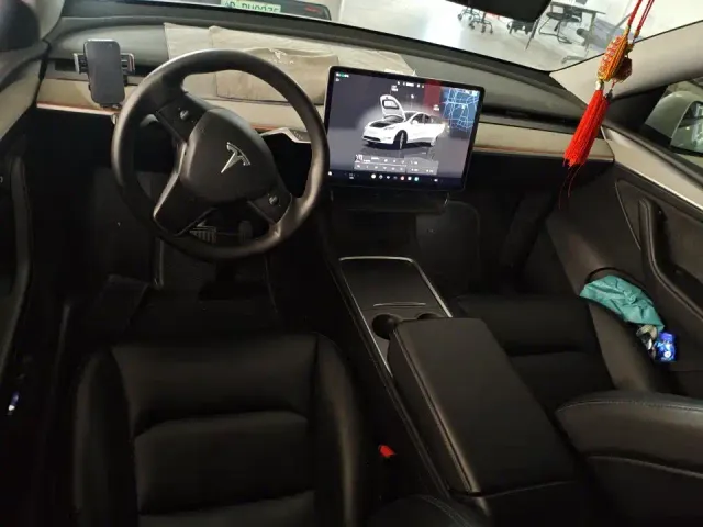 Tesla Model Y — Фото автомобиля 4