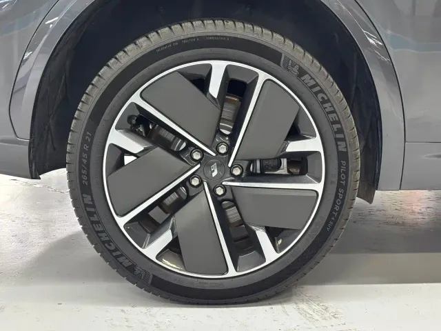 Li Auto L7 — Фото автомобиля 12