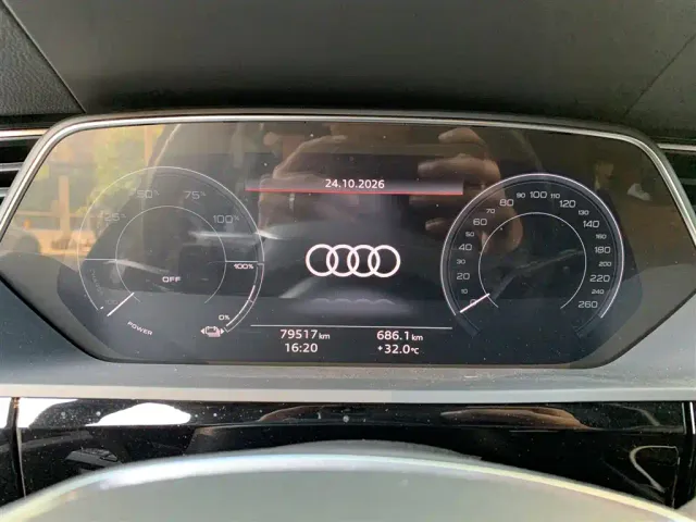 Audi e-tron — Фото автомобиля 9