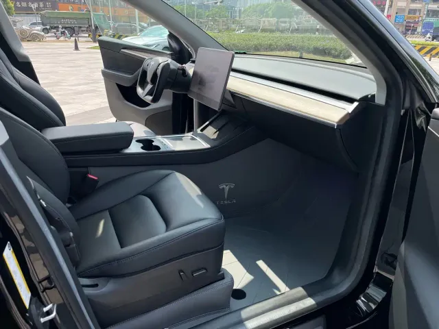 Tesla Model Y — Фото автомобиля 14
