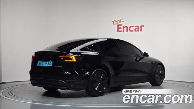 Tesla Model 3 — Фото автомобиля 2