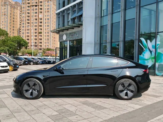 Tesla Model 3 — Фото автомобиля 4