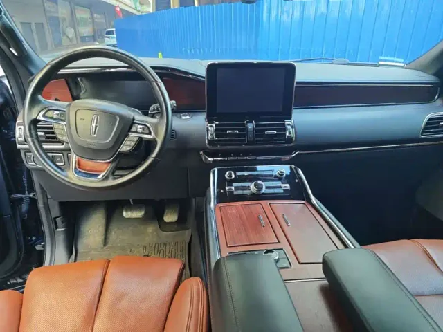 Lincoln Navigator — Фото автомобиля 12
