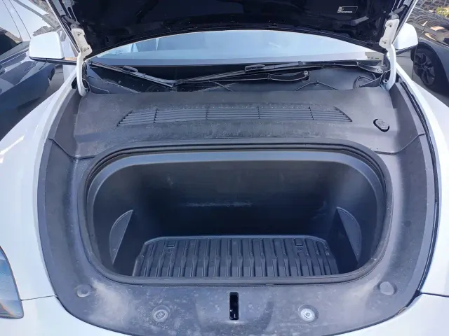 Tesla Model Y — Фото автомобиля 30