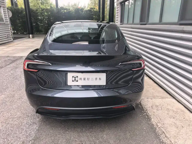 Tesla Model 3 — Фото автомобиля 4