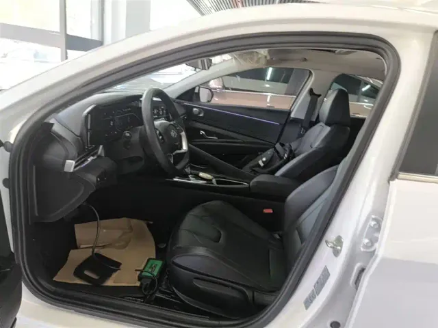Hyundai Elantra — Фото автомобиля 14
