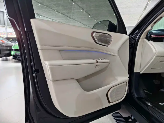Lynk & Co 900 — Фото автомобиля 11