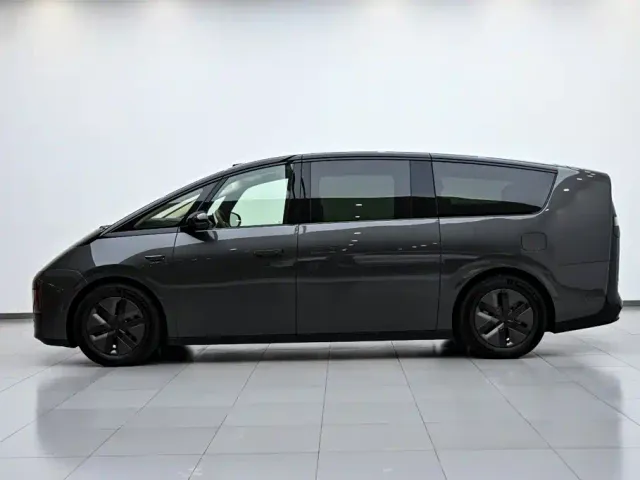 Li Auto MEGA — Фото автомобиля 5