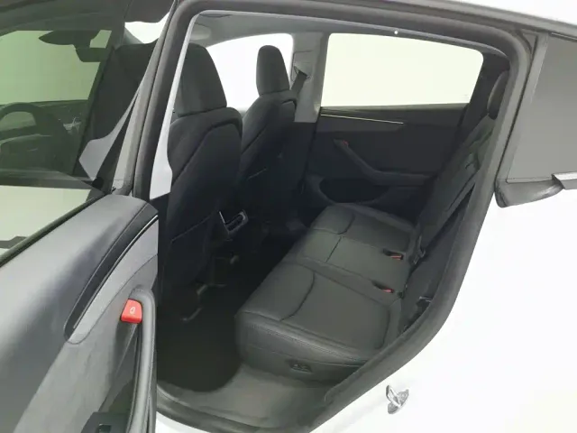 Tesla Model Y — Фото автомобиля 15