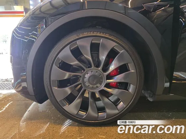 Tesla Model Y — Фото автомобиля 6