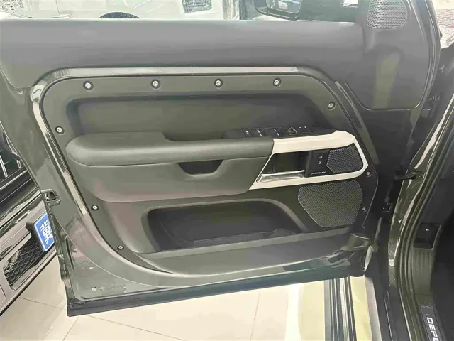 Land Rover Defender — Фото автомобиля 6