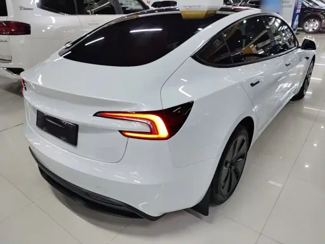 Tesla Model 3 — Фото автомобиля 4