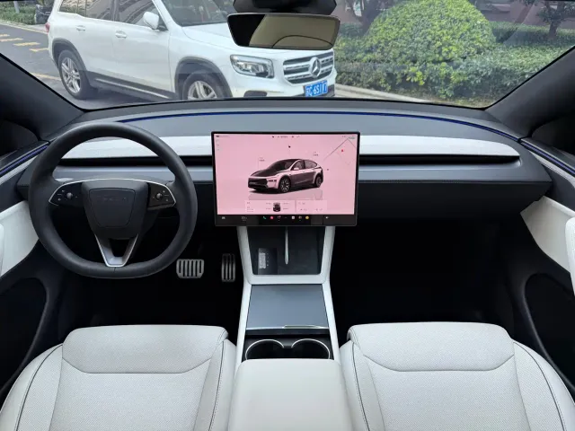 Tesla Model Y L — Фото автомобиля 4