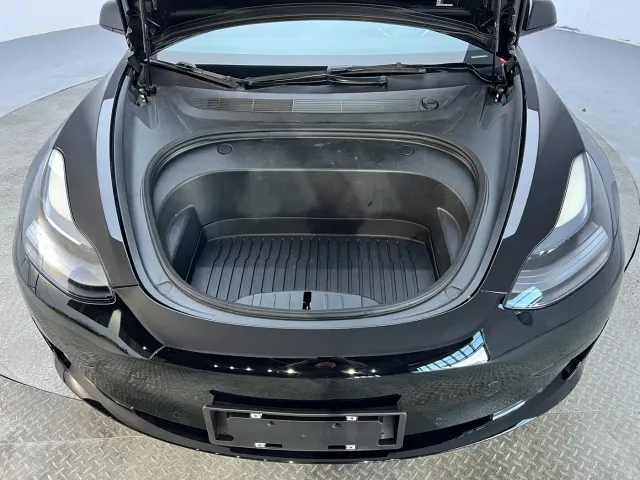 Tesla Model 3 — Фото автомобиля 22