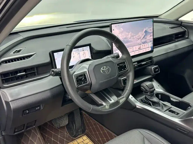 Toyota RAV4 — Фото автомобиля 10