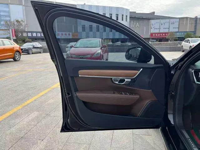 Volvo S90 — Фото автомобиля 10
