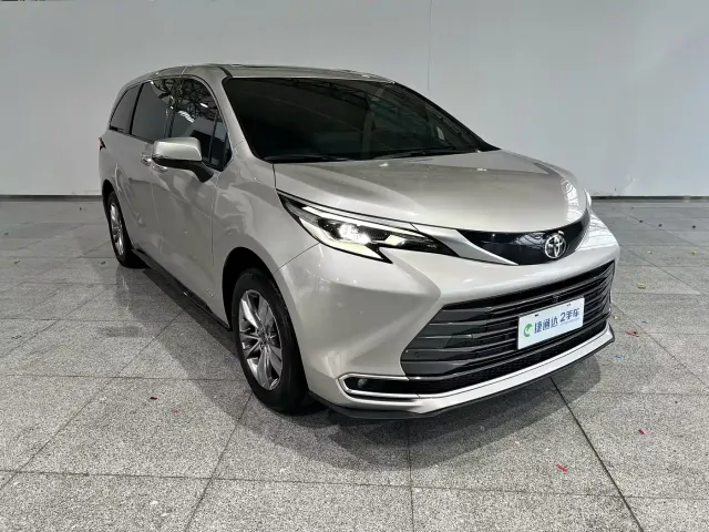 Toyota Sienna — Фото автомобиля 4
