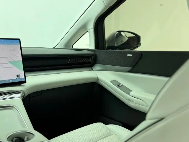 Xpeng X9 — Фото автомобиля 15