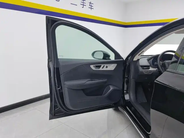 Hongqi E-QM5 — Фото автомобиля 7