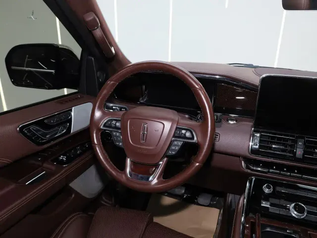 Lincoln Navigator — Фото автомобиля 12