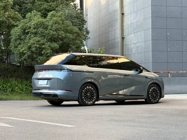 Xpeng X9 — Фото автомобиля 6