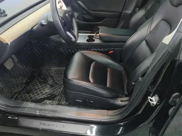 Tesla Model 3 — Фото автомобиля 9