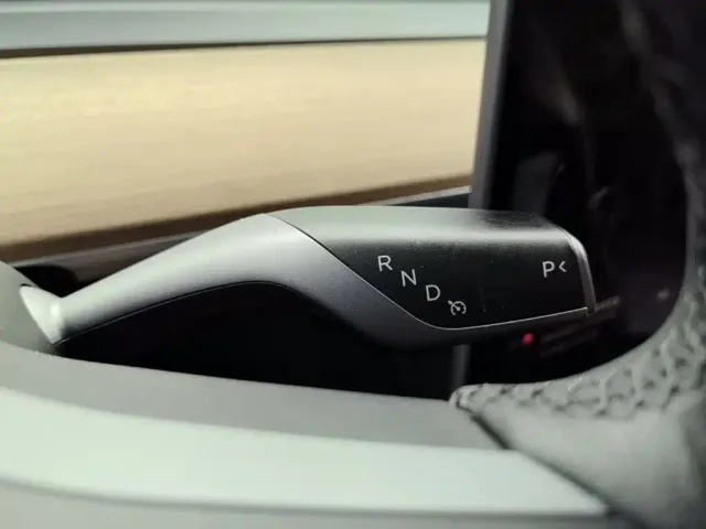 Tesla Model Y — Фото автомобиля 13