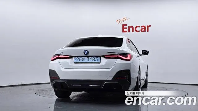 BMW i4 — Фото автомобиля 4