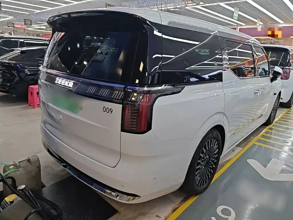 ZEEKR Zeekr 009 2024 7-Seat Aisle AWD Version 108kWh — Фото автомобиля 6