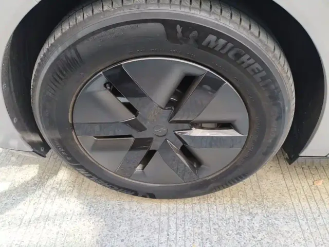 Li Auto MEGA — Фото автомобиля 22