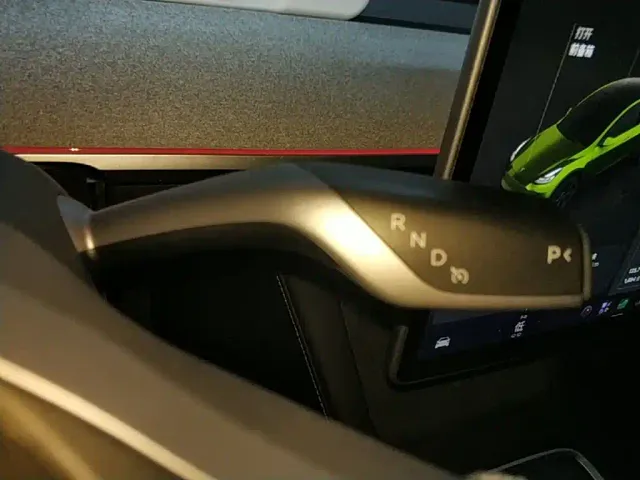 Tesla Model Y — Фото автомобиля 13