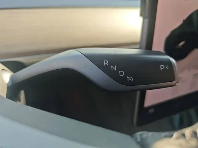 Tesla Model Y — Фото автомобиля 13