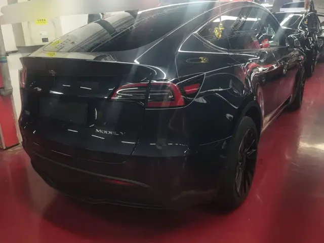 Tesla Model Y — Фото автомобиля 3