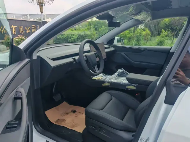 Tesla Model Y — Фото автомобиля 6