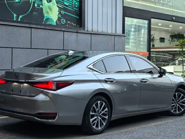 Lexus ES — Фото автомобиля 13