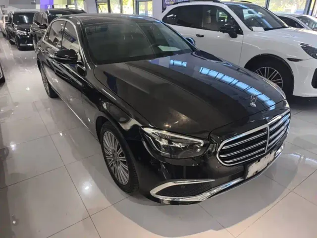Mercedes-Benz E-Class — Фото автомобиля 3