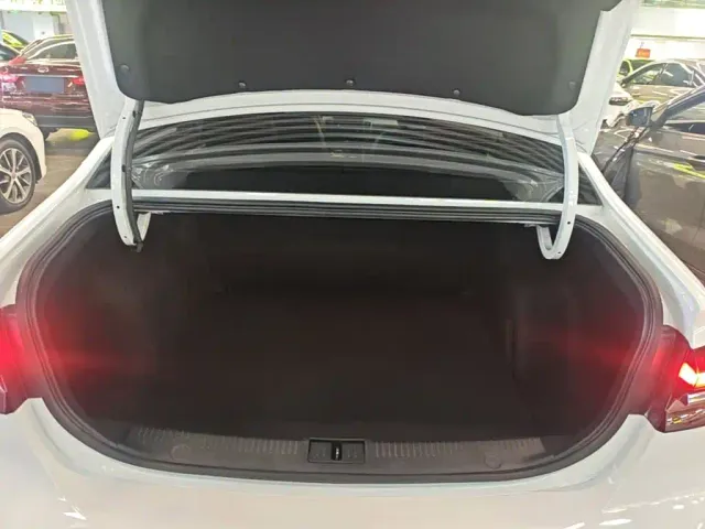 Roewe i6 MAX — Фото автомобиля 18