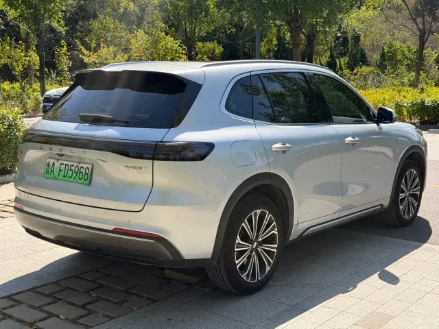 Geely Galaxy Starship 7 EM-i — Фото автомобиля 6