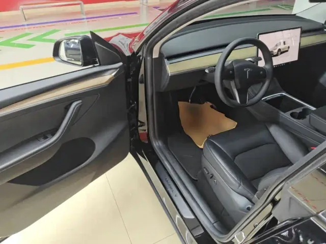 Tesla Model Y — Фото автомобиля 15