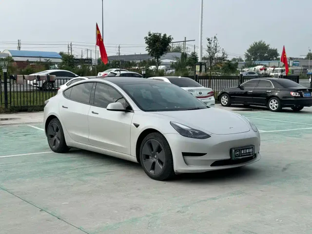 Tesla Model 3 — Фото автомобиля 3