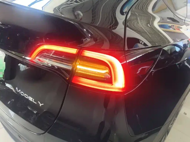 Tesla Model Y — Фото автомобиля 7