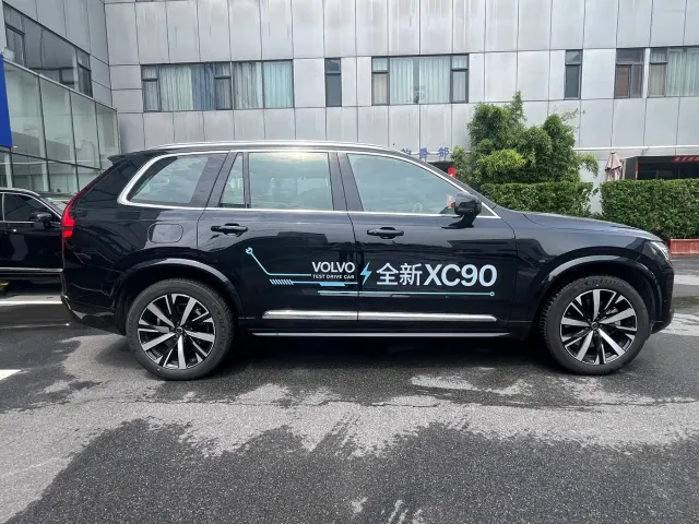 Volvo XC90 — Фото автомобиля 3