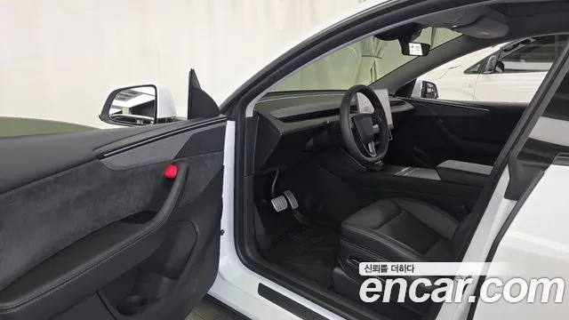 Tesla Model Y — Фото автомобиля 15