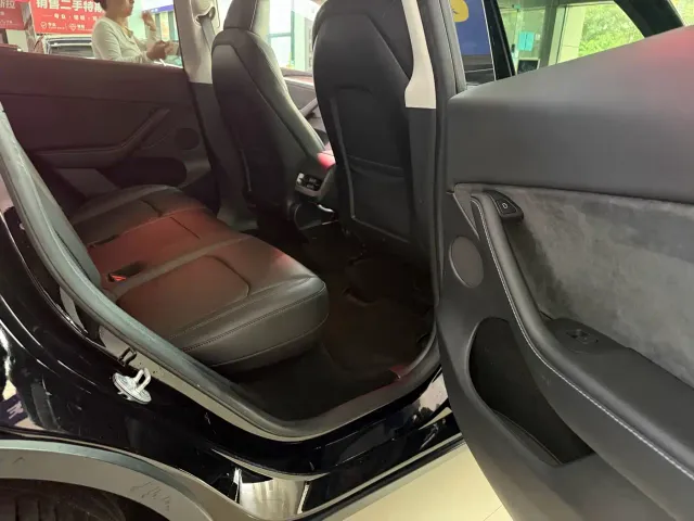 Tesla Model Y — Фото автомобиля 9