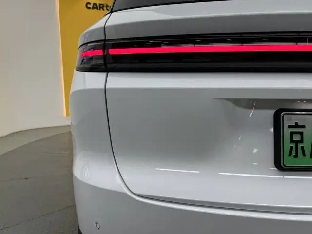 Li Auto i8 — Фото автомобиля 9