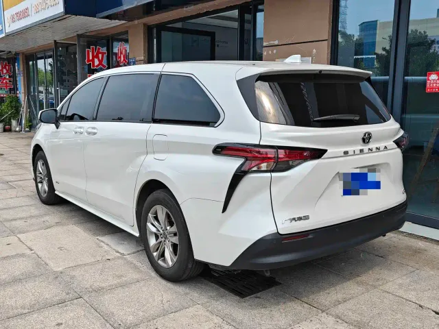 Toyota Sienna — Фото автомобиля 2